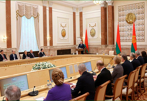 Александр Лукашенко: Конституция Беларуси стала нашим ориентиром, поистине народным государствообразующим документом